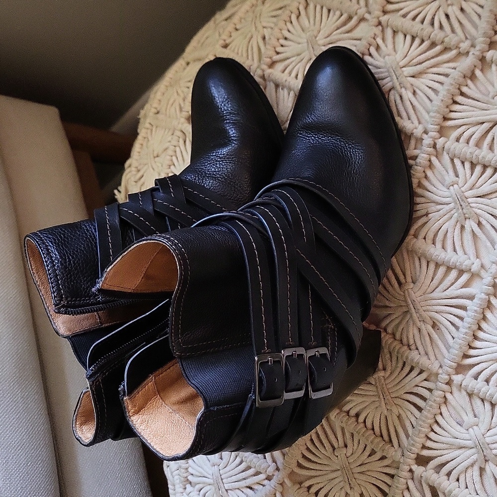Stylish Sofft, black short boots 9.5 M Great addition to fall/winter wardrobe.